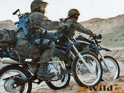 Francia katonák 125-ös MZ-kel..