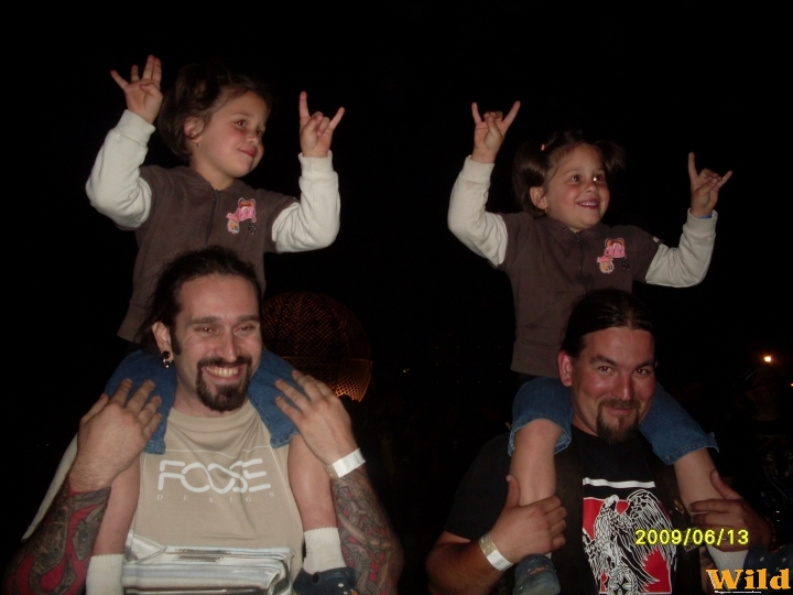 Iker lányaim Tankcsapdára nyomulnak a Harley Fesztiválon... :)
Og és Gyurival