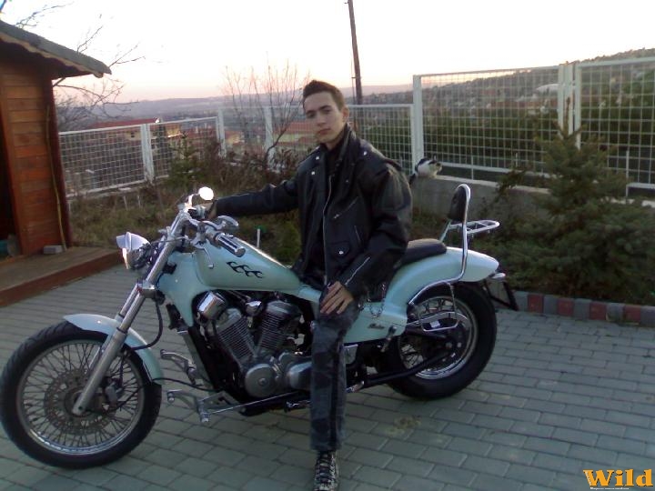 Én vagyok a motorommal.
Honda VT 600 custom