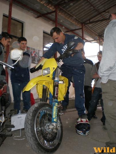 Ha rövid a lábad,toldd meg egy bukósisakkal.