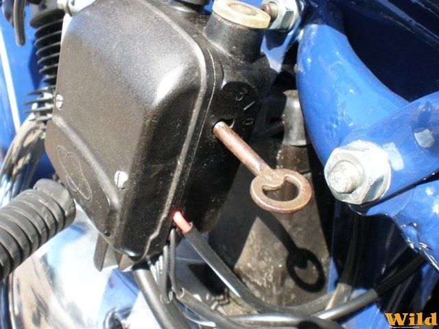 Egyedi gyújtáskapcsoló megoldás.
:D