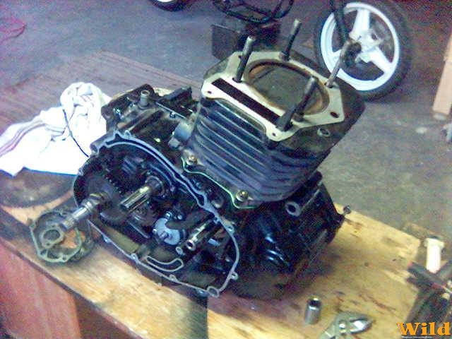 ...a váz után jöhet a blokk...
természetesen egyhengeres...