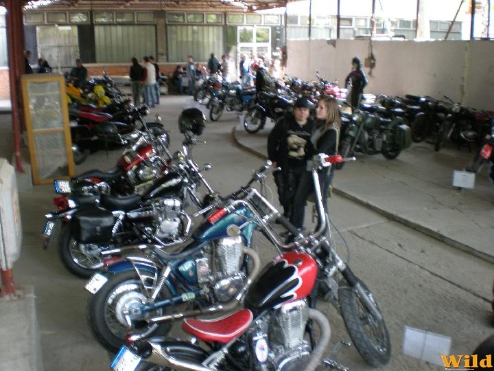 KKFháza-2008-Motorkiállítás-csarnok ebédidőben